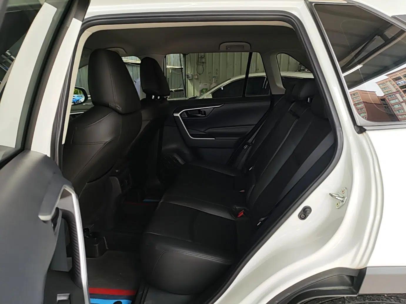 Toyota RAV4 2023 2.0L CVT Two-Wheel Drive Urban Edition — миниатюра 20