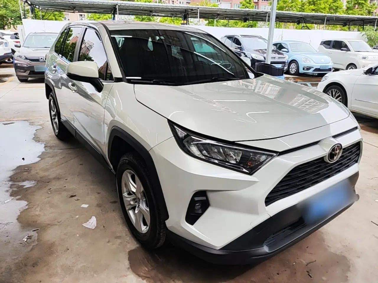 Toyota RAV4 2023 2.0L CVT Two-Wheel Drive Urban Edition — миниатюра 3