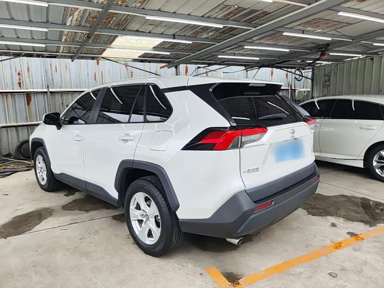 Toyota RAV4 2023 2.0L CVT Two-Wheel Drive Urban Edition — миниатюра 4