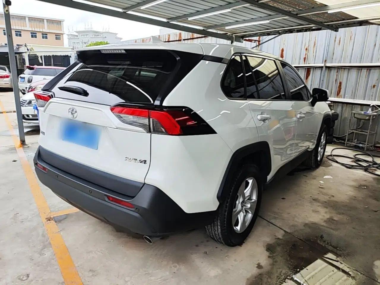 Toyota RAV4 2023 2.0L CVT Two-Wheel Drive Urban Edition — миниатюра 6
