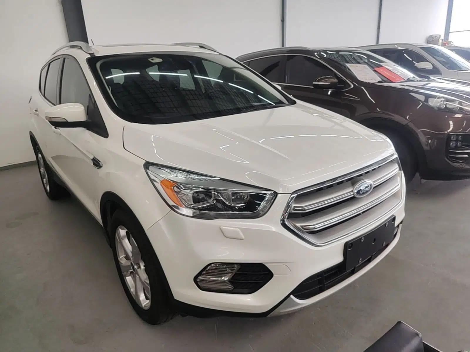 Ford Kuga 2018 Facelifted EcoBoost 180 Two-Wheel Drive Luxury Wing Edition — миниатюра 3