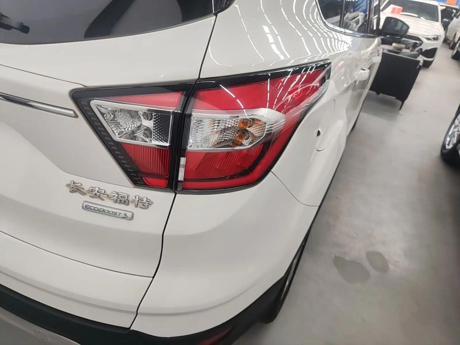 Ford Kuga 2018 Facelifted EcoBoost 180 Two-Wheel Drive Luxury Wing Edition — миниатюра 9